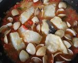 Foto del paso 5 de la receta: Bacalao con tomate pimientos y almejas