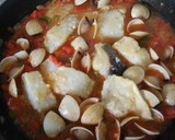 Foto del paso 5 de la receta: Bacalao con tomate pimientos y almejas
