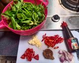 Foto langkah ke 1 dari resep Kangkung cah terasi crunchy.