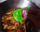 Foto langkah ke 4 dari resep Tumis Kentang Ayam Cincang.