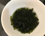 Foto del paso 3 de la receta: Sopa de miso con cebolla, patata y wakame
