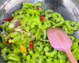 Foto langkah ke 7 dari resep Oseng Pare Simple Tidak Pahit.