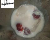 A picture of step 2 of Stawberry smoothie.