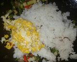 Foto langkah ke 4 dari resep Nasi Goreng Daun Jeruk.