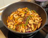Foto del paso 5 de la receta: Langostinos salteados con shiitake y pimientos en salsa satay de yogurt