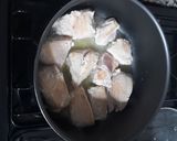 Foto del paso 1 de la receta: Pollo al verdeo con champingones