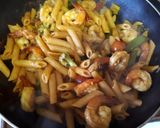 Une image de l'étape 8 de Pennes aux légumes et crevettes sautées à l'ail.