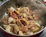 A picture of step 1 of Chicken Livers and Onions.