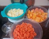 Foto del paso 1 de la receta: Crema de zanahorias, calabaza y batata con garbanzos refritos con jamón serrano
