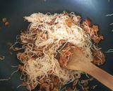 รูปขั้นตอนการทำที่ 2 ของ ขนมจีนผัดน้ำพริกอ่องไส้อั่ว Spicy Somen #leftover #upcycle no.14
