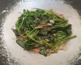 Foto langkah ke 4 dari resep Tumis Kangkung Renyah.