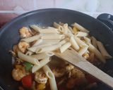 A picture of step 4 of Shrimp Mushroom Pasta in Black Bean Sauce.