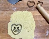 Foto del passaggio 2 della ricetta Biscotti di pasta frolla cuori innamorati