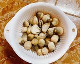Hình bước làm 1 của món Cơm ngon nhà Huý 🏡: Nấm rơm kho tiêu - Cốt lếch rim - Canh rau củ nấu sườn