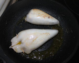 Foto del paso 9 de la receta: Calamares rellenos de setas, jamón y espárragos trigueros, en salsa de verduras, con chips de patata