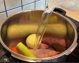 Foto del paso 1 de la receta: Manitas de cerdo en salsa con garbanzos