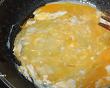 Foto del paso 5 de la receta: Huevos revueltos con fritada de pimientos y jamón