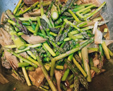 Foto del paso 4 de la receta: Wok de verduras y gambas con aceite esencial de frutos secos