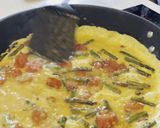 Foto del paso 4 de la receta: Tortilla de espárragos, tomatitos y queso semicurado de cabra