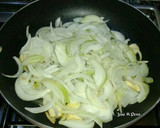 Foto del paso 3 de la receta: Traseros de pollo con cebolla caramelizada