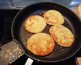 Foto del paso 3 de la receta: Tortitas de patatas y queso