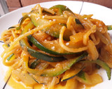 Foto del paso 10 de la receta: Espaguetis🍝 de calabacín🥒🌶 en salsa🍝de tomate🍅🤔