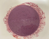 Foto del paso 3 de la receta: Helado de frutas del bosque con yogur (sin heladera)