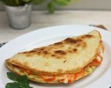 Foto langkah ke 6 dari resep Tortilla Egg Sandwich.
