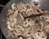 Foto del paso 2 de la receta: Raja de chile poblano con champiñobes,cebolla y pollo a la crema