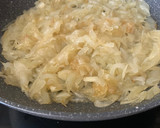 Foto del paso 3 de la receta: Empanada de queso de Cabra y cebolla caramelizada