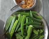 A picture of step 3 of Bharwa bhindi.