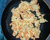 Foto langkah ke 1 dari resep Pangsit Goreng Isi Orak Arik Telur Sosis.