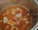 Foto del paso 6 de la receta: Calamares guisados con gambas y guisantes