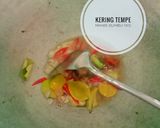 Foto langkah ke 2 dari resep Kering tempe manis bumbu iris.