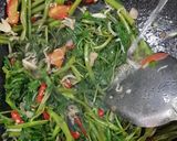 Foto langkah ke 3 dari resep Ide masakan harian 01 - tumis kangkung tetap hijau.