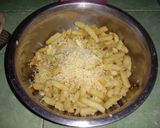 Foto langkah ke 3 dari resep Garlic Cheddar Fries.