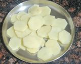 A picture of step 1 of Potato pakoda.