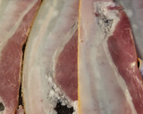 Foto del paso 1 de la receta: Hojaldre de queso, bacon y pasas de corinto