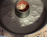 Foto del paso 3 de la receta: Bizcocho con trocitos de chocolate y por fuera cobertura de chocolate