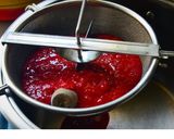 Une image de l'étape 3 de Gelée de poivron rouge et framboises.