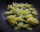 Foto del paso 1 de la receta: Revuelto de patatas con champiñones y chorizo picante