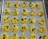 Foto langkah ke 2 dari resep Raisins butter cookies.