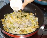Foto langkah ke 7 dari resep Kwetiau Goreng Jamur Pedas.