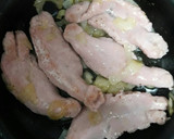 Foto del paso 3 de la receta: Salchichas de pavo y pollo con cebolla caramelizada y cerveza