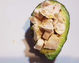 Foto del paso 3 de la receta: Aguacate relleno de pollo, salsa rosa, ensalada y carpaccio de ciruela