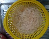 Hình bước làm 2 của món Bắp cải xào miến