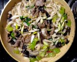Foto langkah ke 7 dari resep Kwetiau Kuah Daging Jamur.