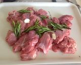 Foto del passaggio 1 della ricetta Bocconcini di vitello con peperoni e pane carasau a modo mio