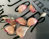 Une image de l'étape 3 de Cuisses de poulet fermier aux herbes aromatiques et ail rose en chemise.