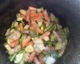 Foto del paso 4 de la receta: Medallón de atún con vegetales salteados